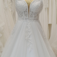  Нова Сватбена булчинска рокля с кристали под наем , снимка 2 - Сватбени рокли - 44575490