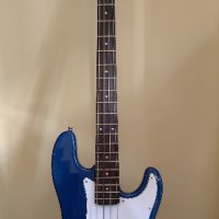 Бас китара четири струнна цвят син металик, снимка 1 - Китари - 42907667