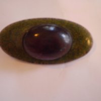 Брошка елипсовидна зелена с лилава декорация, снимка 1 - Антикварни и старинни предмети - 34954184