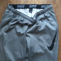 Nike Mens Therma Tapered Graphix Training Sweatpants - страхотно мъжко долнище КАТО НОВО 4ХЛ, снимка 3 - Спортни дрехи, екипи - 38363860
