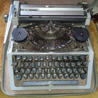Продавам стара пишеща машина, снимка 1 - Антикварни и старинни предмети - 44262586