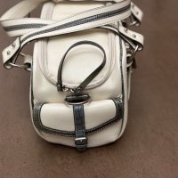 Дамска бутикова кожена фото чанта на фирмата Jill-E Designs, снимка 4 - Чанти, стативи, аксесоари - 44446829