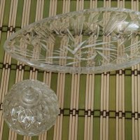 Лот малка стъклена релефна купа с капак и чиния , снимка 2 - Декорация за дома - 33871651