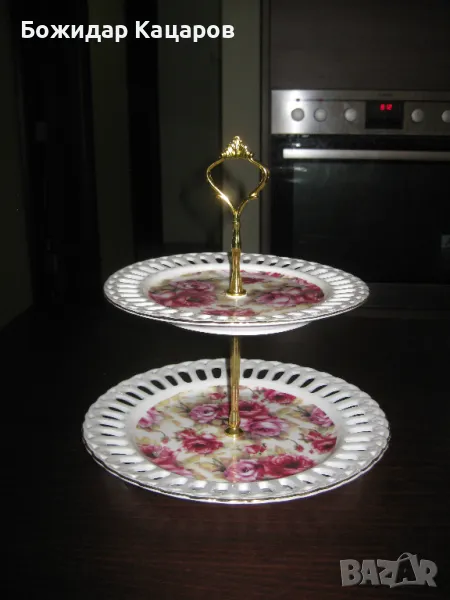 Двуетажно порцеланово плато.  Цена - 17 лева   (8.69 €)Пращам по Еконт., снимка 1