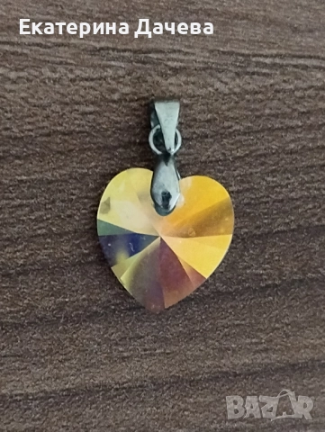 Продавам медальон че сърце СВАРОВСКИ , снимка 5 - Колиета, медальони, синджири - 51752960