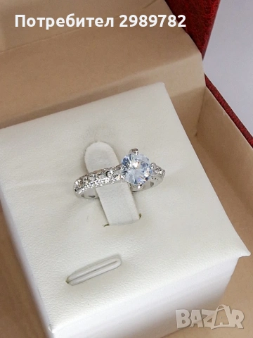 Класически дамски пръстен с централен камък 