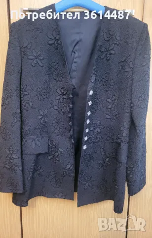 Черно сако на цветя