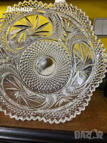 Кристална купа⚜️ Блясък, къдрав ръб и богата и сложна гравюра Размер-18/8 см Цена-35 лв/17.90€, снимка 4 - Кутии за храна - 52598751