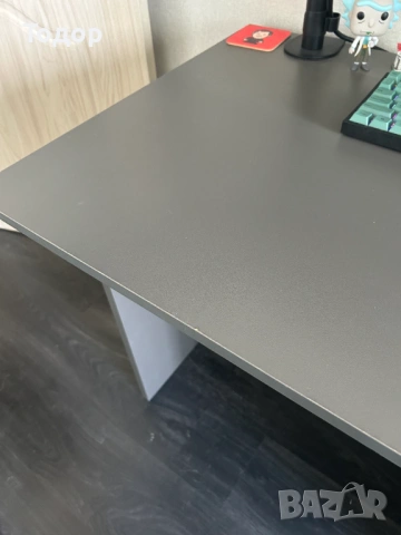 Използвано сиво гейминг/офис бюро - 140х60х75см, снимка 3 - Бюра - 54083762