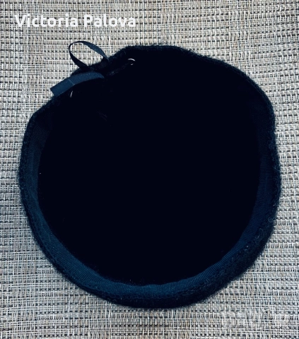 Ексклузивна дълбока вълнена шапка-таблетка – мек лукс, топлина и регулируем размер , снимка 3 - Шапки - 53906257