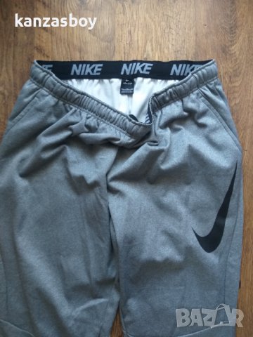 Nike Mens Therma Tapered Graphix Training Sweatpants - страхотно мъжко долнище КАТО НОВО 4ХЛ, снимка 3 - Спортни дрехи, екипи - 38363860