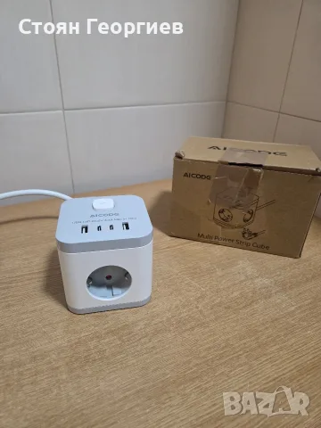 AICODE куб разклонител с USB портове и бял дизайн, включващ множество контакти и предпазител.