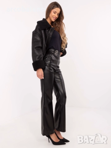 Дамски черен панталон от еко кожа с декоративни презрамки, снимка 5 - Панталони - 52161163