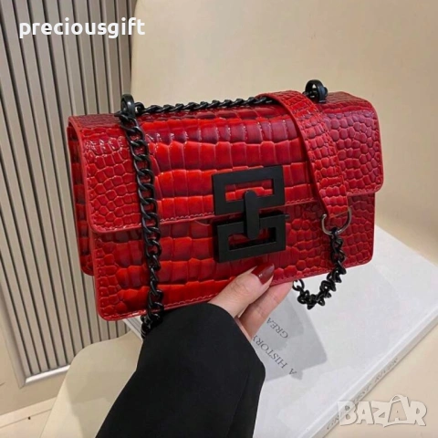 Дамска червена чанта, снимка 2 - Чанти - 54139393