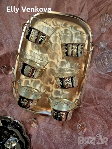 Посребрен поднос с шест стъклени чаши с посребрени подстакани