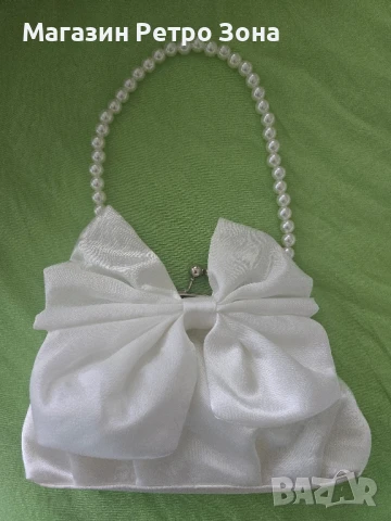 Малка кокетна сатенена чантичка. 