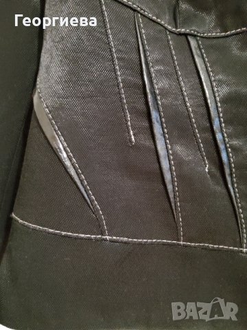 Вталено черно сако с кожени декорации, снимка 4 - Сака - 37891242