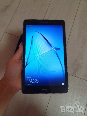 Таблет Huawei MediaPad T3 8.0 Всичко му работи. Има лека пукнатина на стъклото (видима от снимките, 