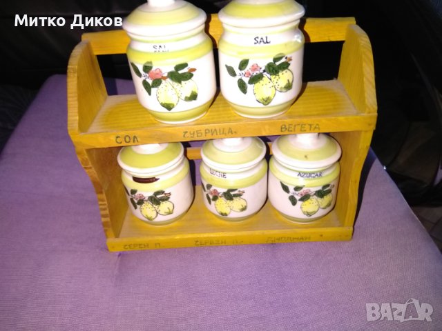 Сервиз за подправки порцелан 5бр. на дървена стойка 22х17х7.5см от соца Н-95мм и фи-6см, снимка 2 - Сервизи - 44391687