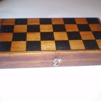 Стара дървена дъска -кутия за игра на шах, снимка 2 - Шах и табла - 35404562