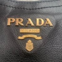 Prada vintage оригинална дамска чанта, снимка 3 - Чанти - 40225619