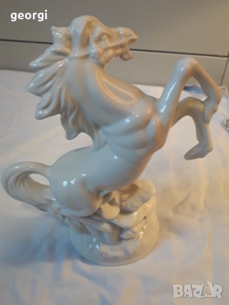 Порцеланова статуя на кон, снимка 1
