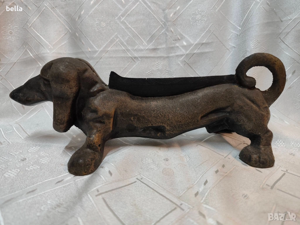 Стара масивна английска чугунена стъргалка за обувки куче-дакел от началото на 1900 , снимка 1
