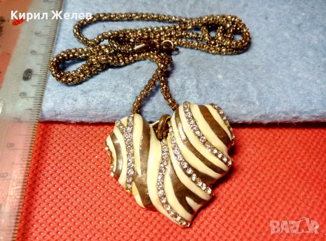 ЗЛАТИСТО със СЪРЦЕВИДЕН ЕМАЙЛИРАН МЕДАЛЬОН ВИНТИДЖ КОЛИЕ с БЛЕСТЯЩИ КРИСТАЛИ 47371