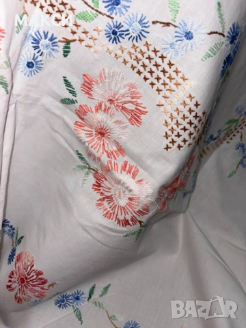 Приказна правоъгълна бяла памучна покривка с ръчна красива многоцветна бродерия, снимка 2 - Покривки за маси - 53937920