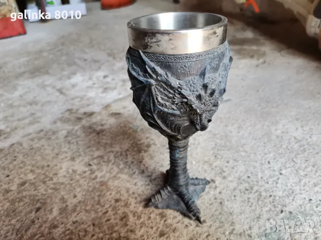 Стара интересна чаша