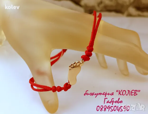 златен елемент БЕБЕШКО КРАЧЕ (голямо) в гривна червен конец