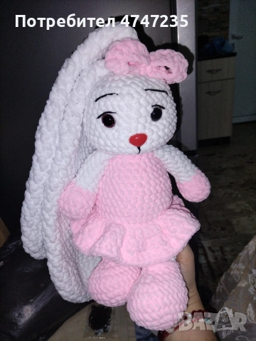 Ръчно плетена играчка амигуруми.