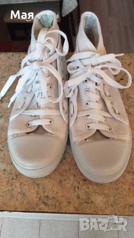 Снежно бели кецове