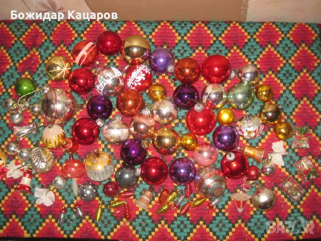 Ретро стъклени играчки за елха, със следи от употреба. Над 75 броя, са. Цена- 70 евро, за всичките. 