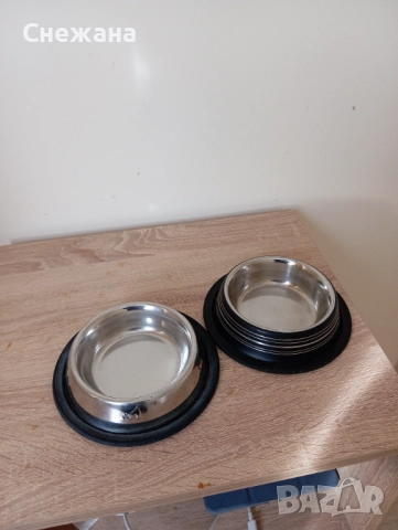 Купички за храна на котки и играчки много добре запазени 