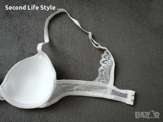 70B Triumph бял луксозен дантелен сутиен, снимка 9 - Бельо - 52907931