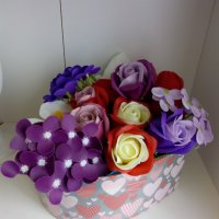 Голям букет с ароматни цветя от сапун в кутия сърце, снимка 3 - Декорация за дома - 31587295