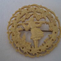 стара брошка изработена от бакелит фолклор жена дама, снимка 5 - Антикварни и старинни предмети - 36821125