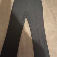 Продавам черен flare панталон от Bershka в размер 34(XS), снимка 1 - Панталони - 44450643