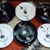 Наличен един комплект черно и бяло чинии  , снимка 1 - Декорация за дома - 30964410