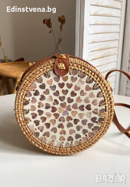 Кръгла сламена чанта с мозайка от сърца, снимка 1