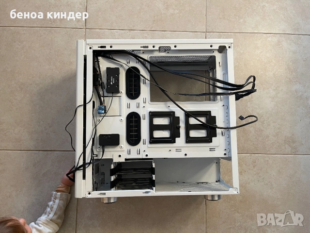 кутия Corsair 275R white, снимка 5 - Захранвания и кутии - 54310201