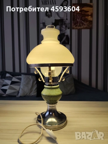Красива ретро лампа за бюро или нощно шкафче