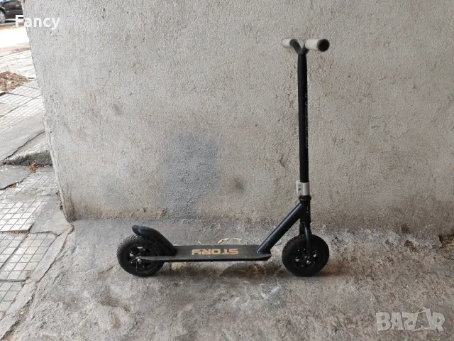 Голяма тротинетка с помпещи се гуми 