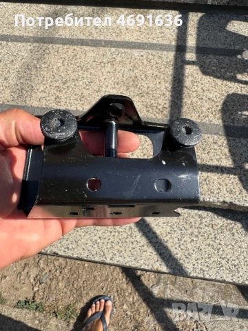 Основа на осигурителната кука на преден капак на Ауди Audi A8 D4 4H само за 80лв. 4H0805951F, снимка 4 - Части - 52898461