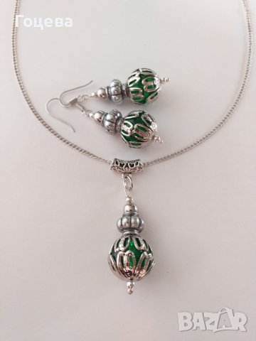 Разкошен комплект бижута обеци и колие със смарагдово зелени кристали в обков от изящни орнаменти , снимка 3 - Бижутерийни комплекти - 38500235