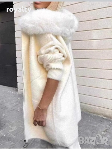 Бяло палто от алпака с качулка