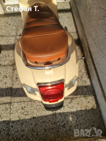 Акумулаторен мотоциклет Vespa 6V с фарове – в бежово-кафяв цвят, снимка 5 - Коли, камиони, мотори, писти - 52511013