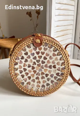 Кръгла сламена чанта с мозайка от сърца
