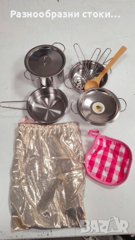 Детски комплект за игра с кухненски прибори и съдове. 